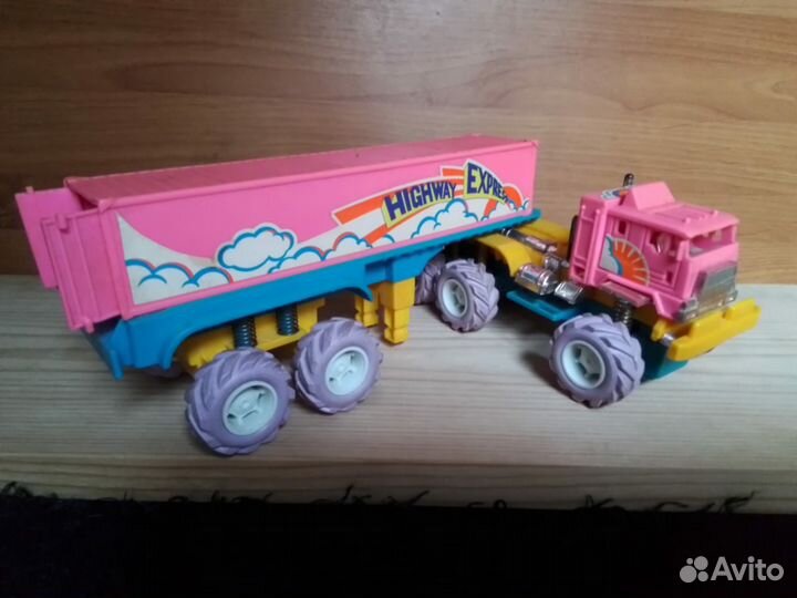 Робот-трансформер и фура из 1990-го года