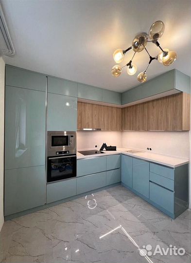 Кухня под потолок новая