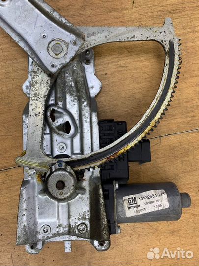 Стеклоподъемник передний левый Opel Zafira B