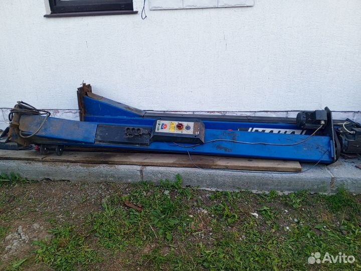 Подъемник автомобильный винтовой