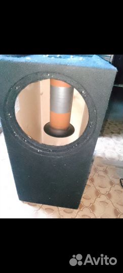 Сабвуфер 10 дюймов в отличном коробе играет хорошо