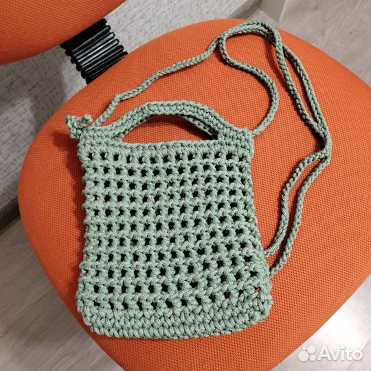 Вязаная сумочка с регулируемой ручкой