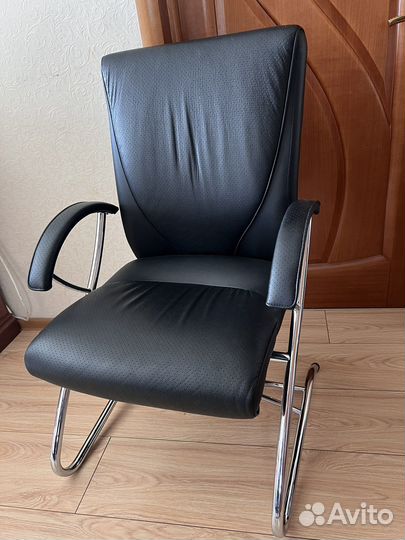 Офисное кожаное кресло