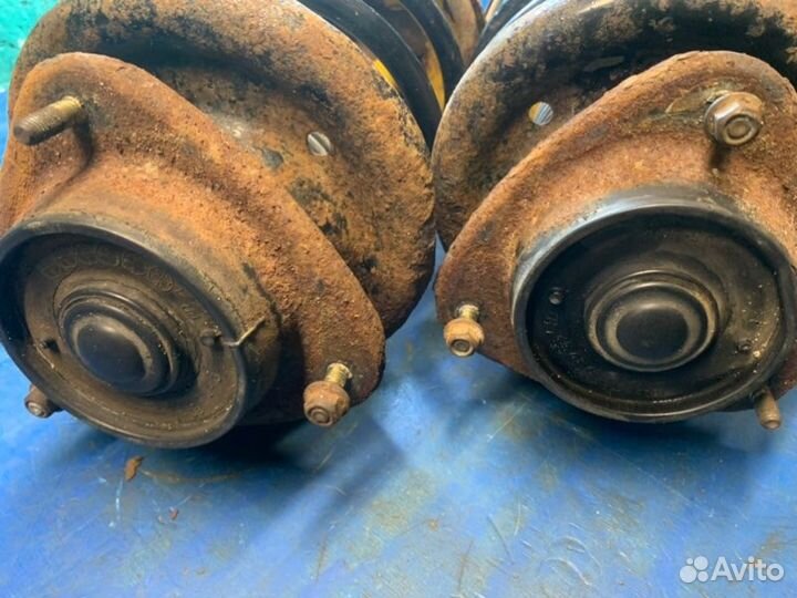 Стойка подвески передняя Subaru Legacy BG 1997