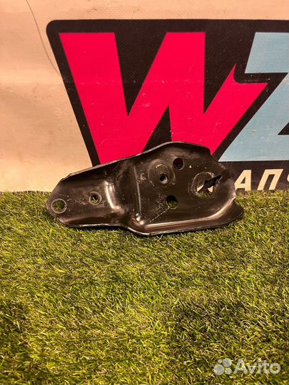 Кронштейн (крепление) левый Ford Mustang FR3C-5078