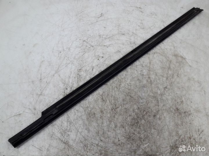 Молдинг стекла передний левый Mercedes X164