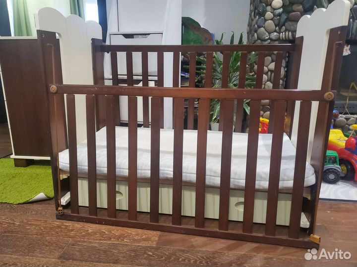 Детская кровать и тумба +пеленальник