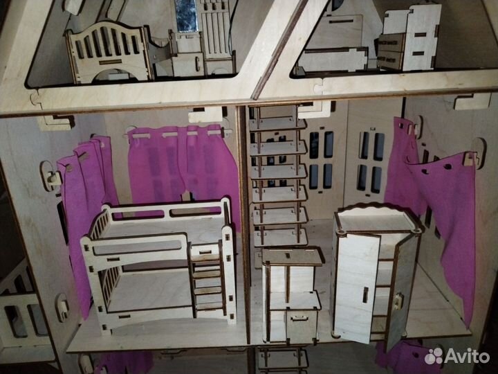 Большой кукольный домик с мебелью