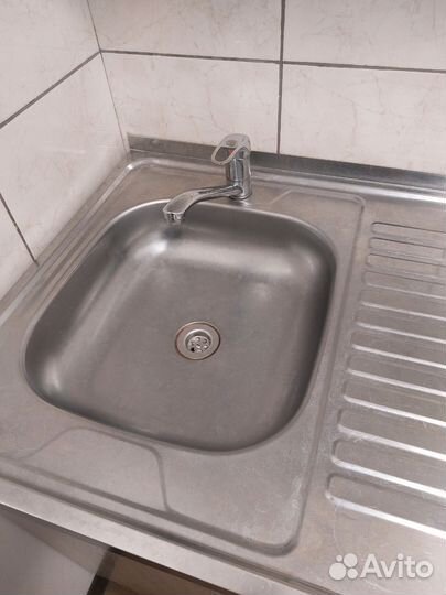 Кухня б/у с мойкой и смесителем