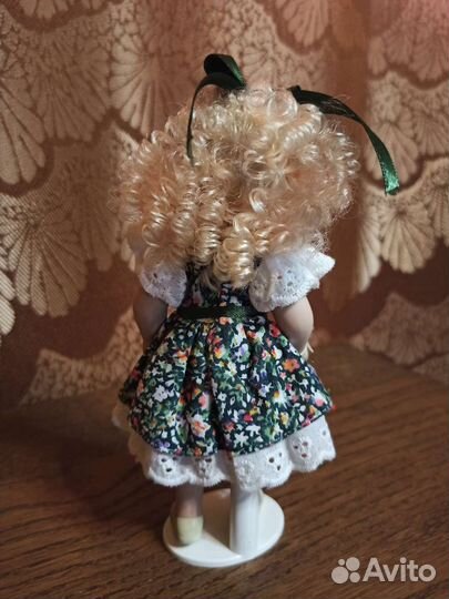 Кукла фарфоровая коллекционная