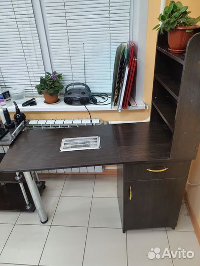 Маникюрный стол с вытяжкой бу