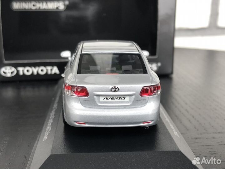 Toyota Avensis III t27 2009 silver 1:43 Minichamps