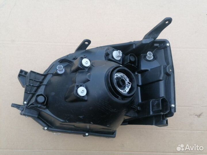 Фара правая передняя правая Toyota Voxy