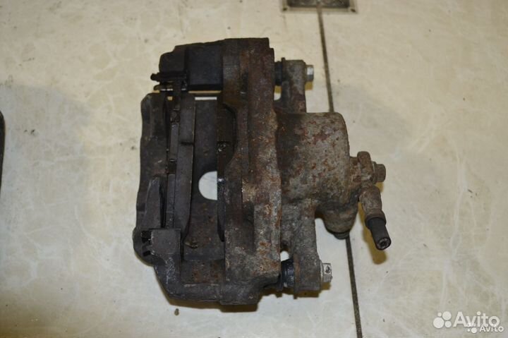 Тормозной суппорт передний левый Volkswagen Polo 5