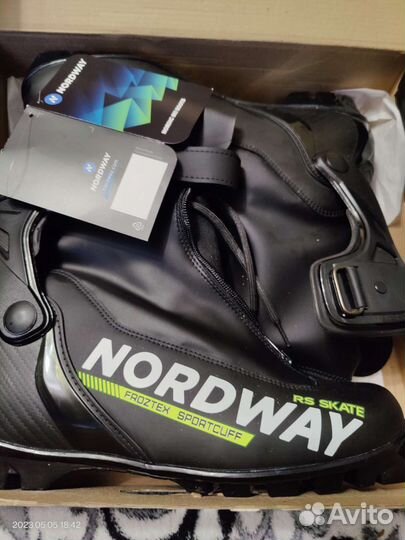 Лыжные ботинки