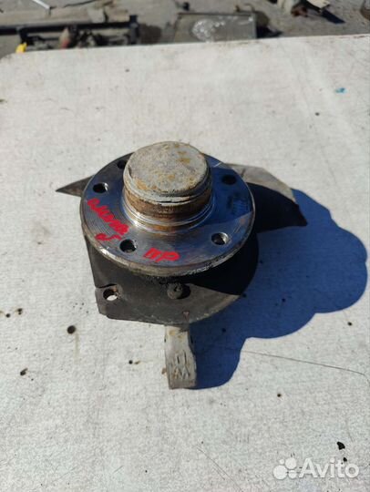 Передний поворотный кулак правый Opel omega b