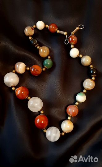 Брошь винтаж-кожа, бусы из натуральных камней