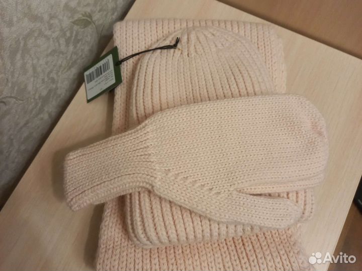 Новый комплект на зиму из шапки, снуда и варежек