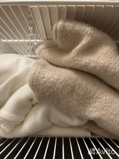 Много новых свитеров разных цветов