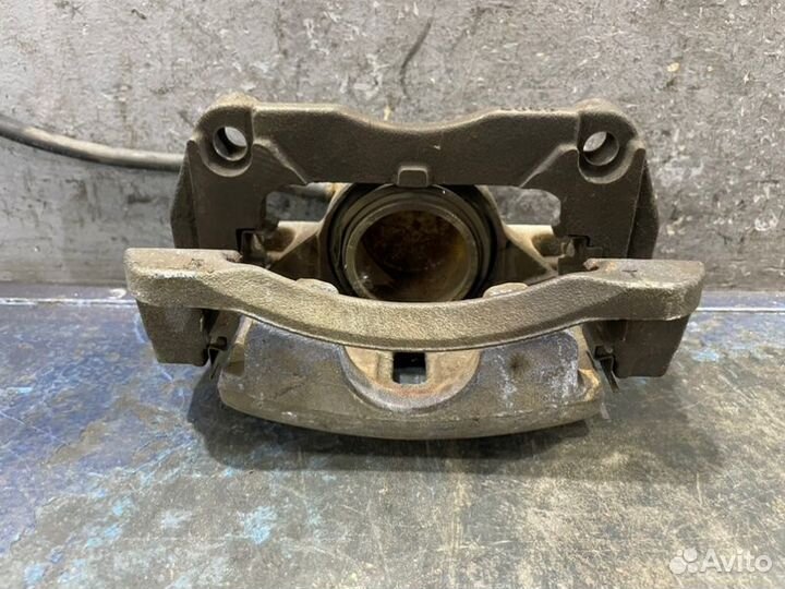 Суппорт передний левый Nissan X-Trail T31