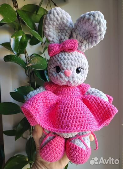 Вязаная игрушка зайка