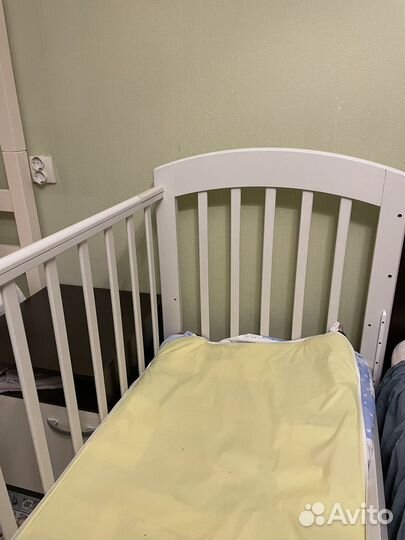 Детская кроватка с маятником