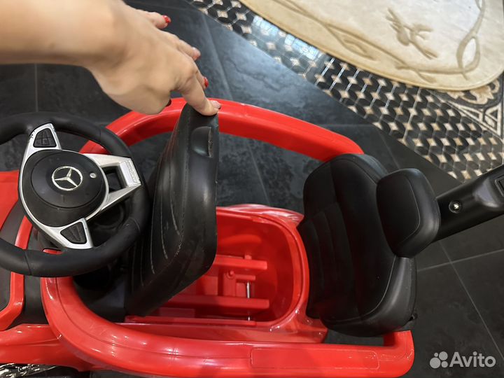 Машинка толокар с ручкой mercedes