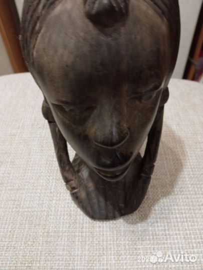 Женская головка из железного дерева