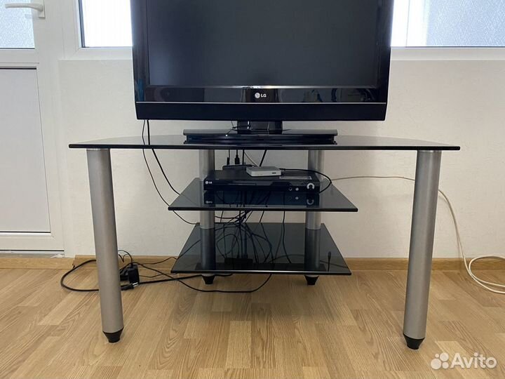 Стеклянная подставка под телевизор