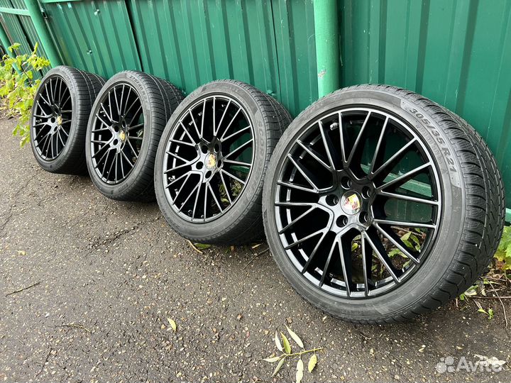 Pirelli Scorpion Winter 275/40 R21 и 305/35 R21 109V