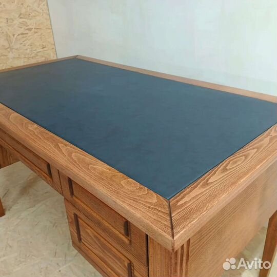 Письменный стол с кожаной вставкой