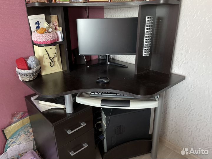 Письменный компьютерный стол
