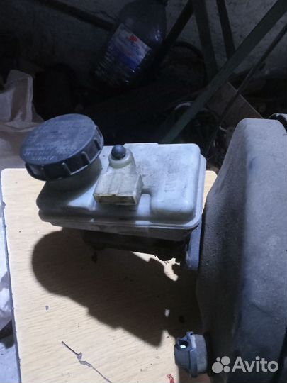 Выкумный насос с главный тормазной