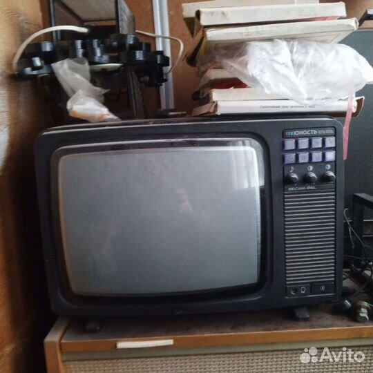 Советские телевизоры, магнитофон, приемник