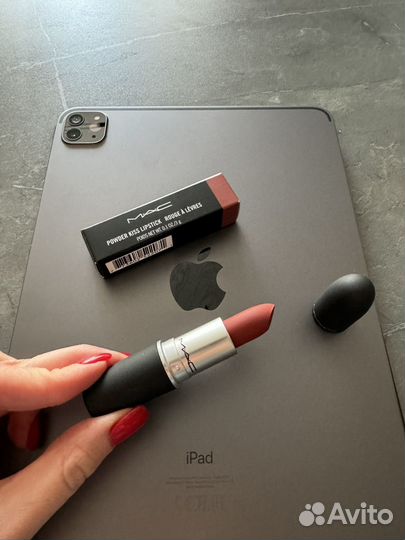 Помада MAC powder kiss lipstick devoted to chill