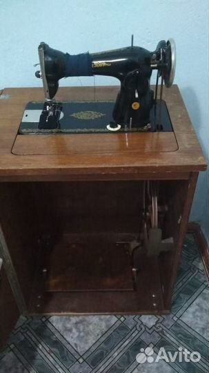 Швейная машина с тумбой