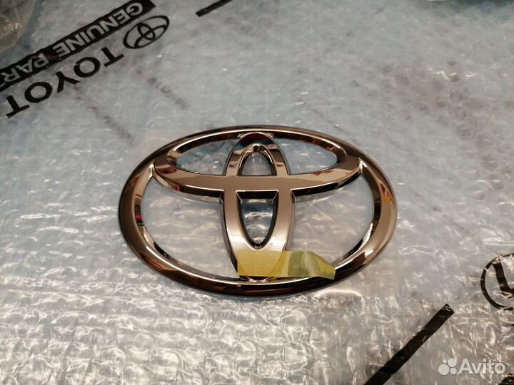 Эмблема крышки багажника Camry 70