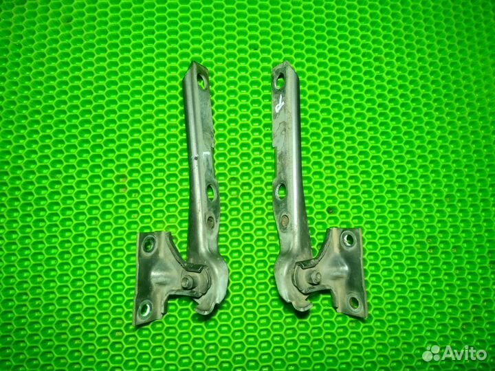 Петля капота правая Audi 80 b3