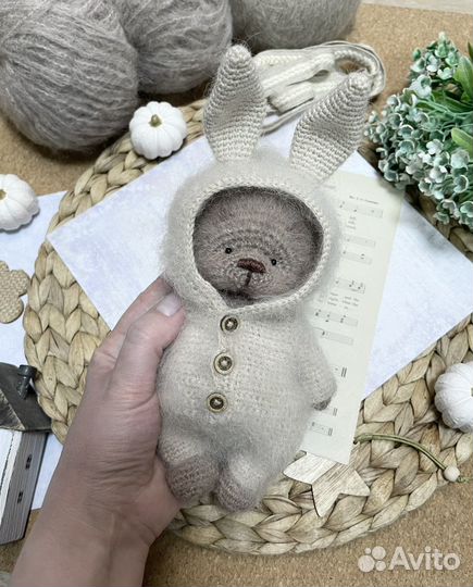 Вязаный мишка в комбинезоне Зайки, в наличии