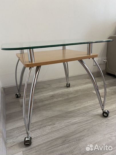 Стеклянный журнальный строик на колёсиках