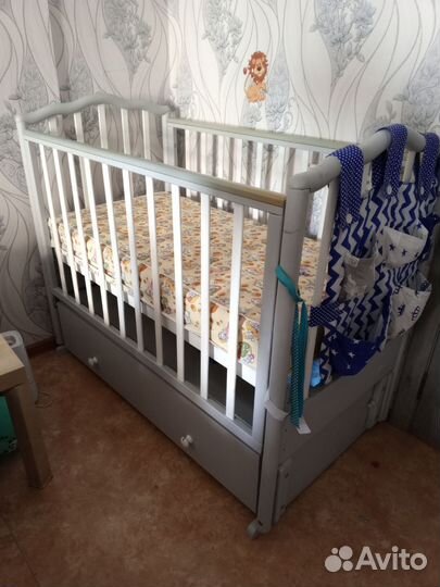 Детская кроватка с маятником