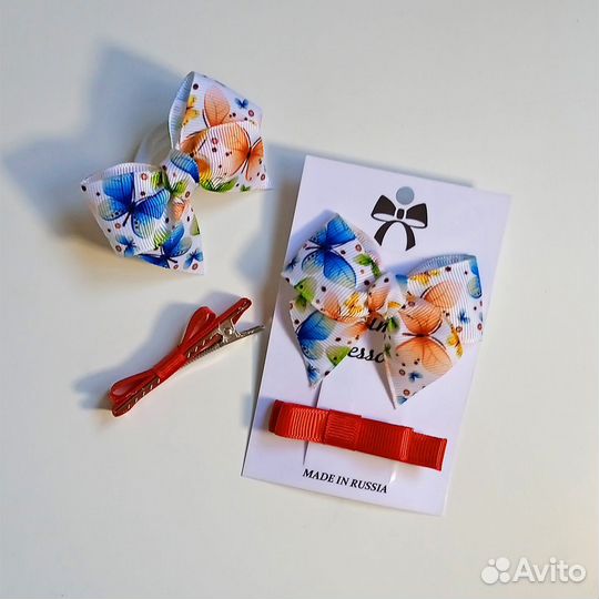 Красный набор резинок и заколок для волос