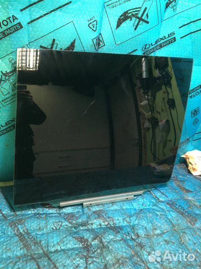 Стекло двери задней левой Toyota Land Cruiser 200