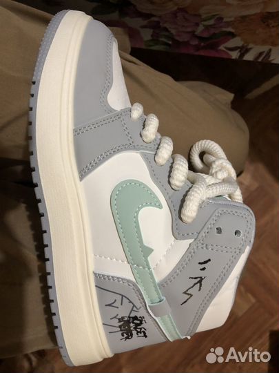 Кроссовки женские