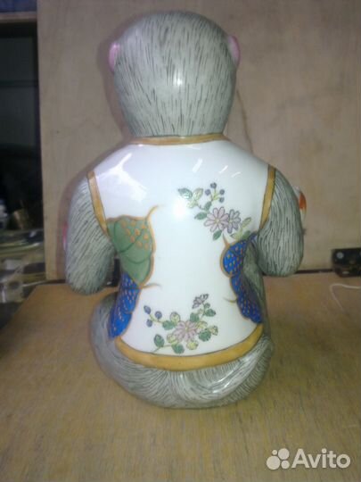 Фарфоровая фигурка обезьяны