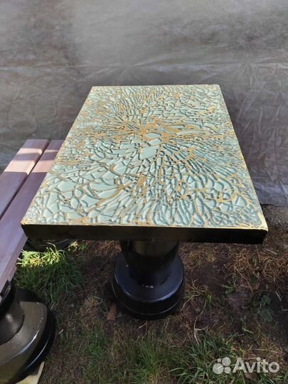 Стол и лавочка на кладбище