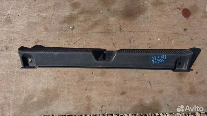 Накладка замка багажника Toyota Allex NZE124