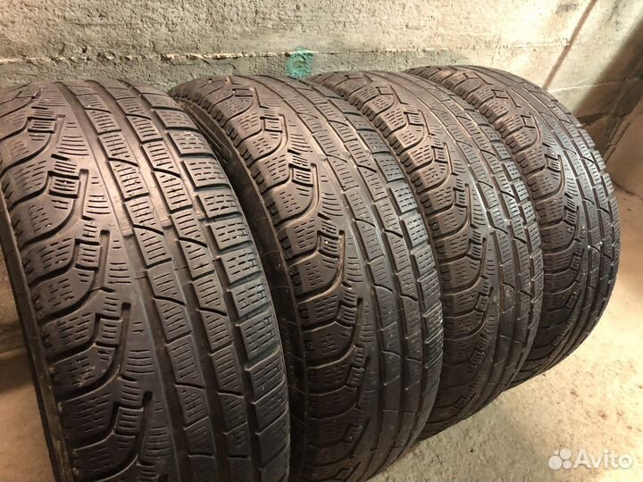 Pirelli Winter Sottozero 210 205/60 R16 92H