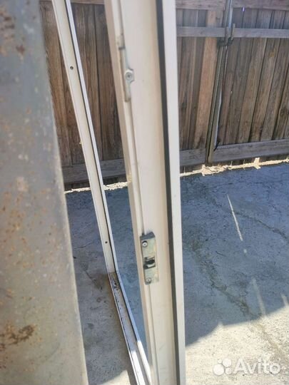 Оконная рама пластиковая с дверью