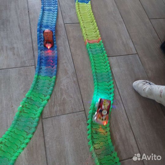 Гибкий трек в отличном состоянии с мостами и машин